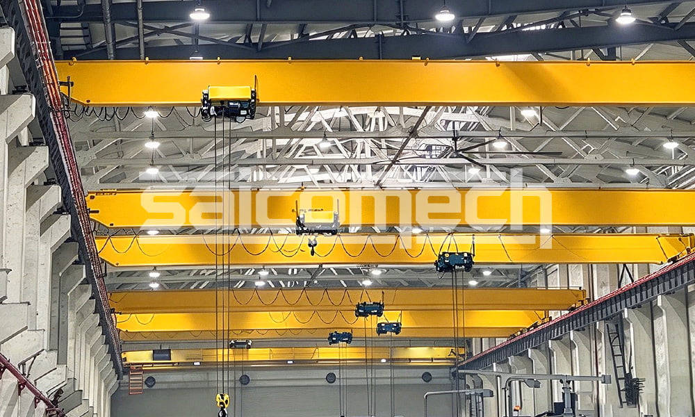 Puentes grúa dentro de un taller