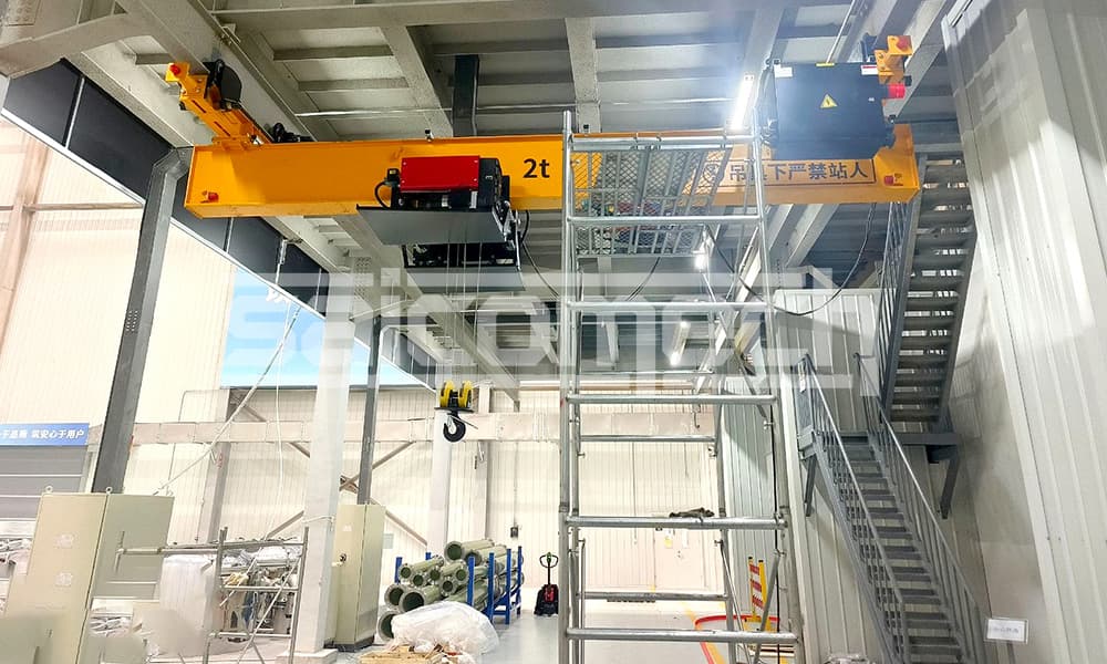 Peso propio reducido para facilitar la instalación: ilustración conceptual de un puente grúa, no fotografía verificada del producto